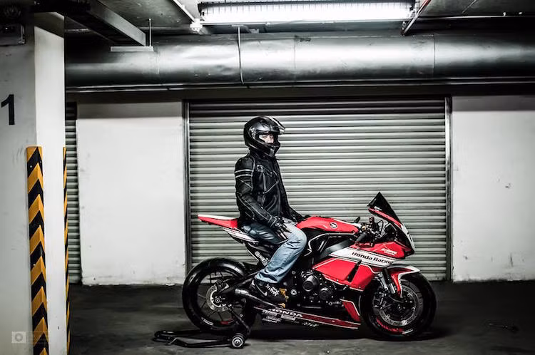 Trong khi đó, dàn áo của xe đã được sơn tem đấu với màu đen-đỏ-trắng theo đúng phong cách những chiếc xe của đội đua Honda Racing.