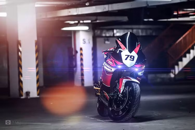 Ở phía trước chiếc xe, 2 đèn pha kép nguyên bản trên quây gió của CBR1000RR đã bị bịt lại, thay vào đó là đèn LED nhỏ gọn được thích hợp trong các khe hút gió của xe.