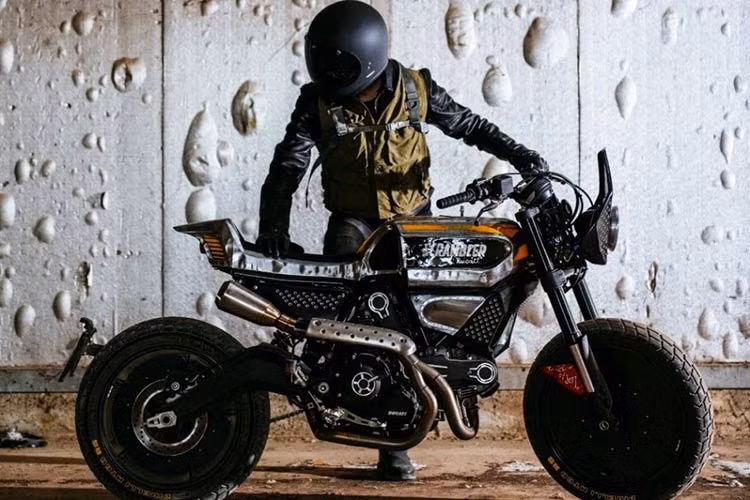 Trước đó, vào năm 2015 vừa qua, hãng độ này cũng đã từng tạo ra một chiếc Ducati Scrambler khác mang phong cách Mad Max cực chất.