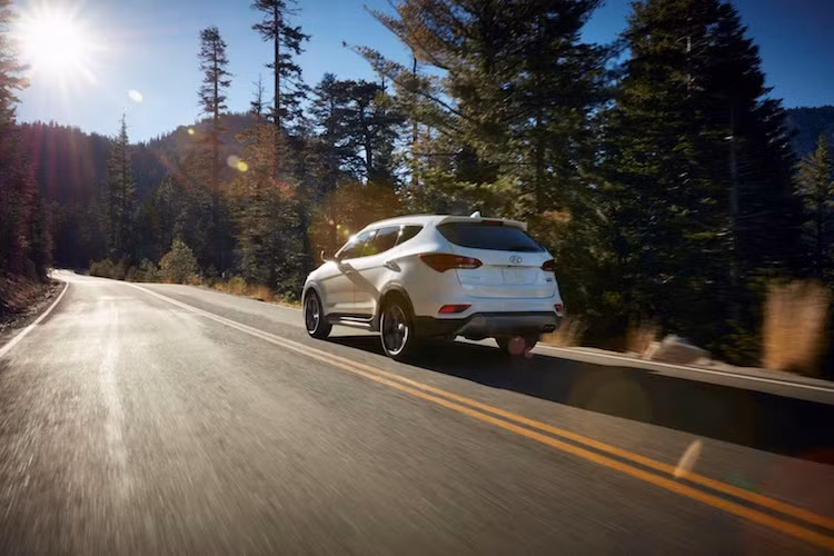 Hyundai Santa Fe 2017 hiện đã bắt đầu được phân phối tới các đại lý ở Mỹ với giá khởi điểm cho phiên bản Sport thấp nhất là 25.350 USD và 7 chỗ là 30.800 USD.