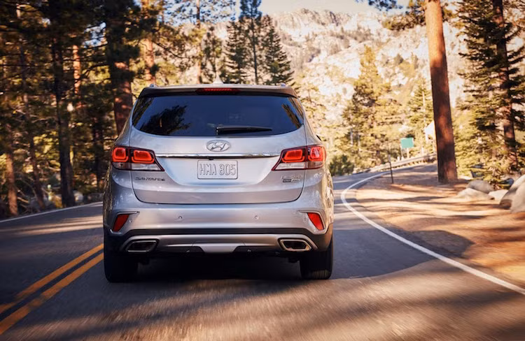 Phiên bản Santa Fe Sport sẽ sở hữu động cơ 2.4l 185 mã lực hoặc 2.0l tăng áp 245 mã lực. Trong khi đó, bản Santa Fe 7 chỗ chỉ có duy nhất động cơ 3.3l V6 290 mã lực. Tất cả các phiên bản đều có hộp số tự động 6 cấp.