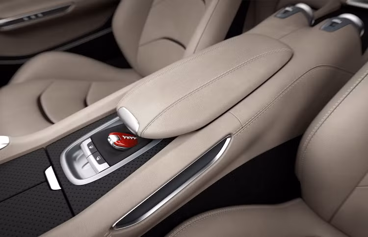 Bên cạnh đó, tính năng Dual Cockpit với màn hình hiện thị phụ bên phía người lái như LaFerrari cũng đã được Ferrari đưa lên GTC4 Lusso.