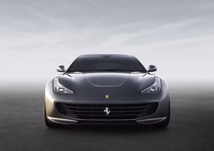Trên GTC4 Lusso, "phom" thân xe shooting brake 3 cửa độc đáo vẫn được giữ lại. Tuy nhiên thiết kế của chiếc xe đã được thay đổi nhiều chi tiết như cản trước rộng hơn, các đèn pha hình chữ L lớn hơn, đường gân hai bên thân và nắp ca-pô... giúp GTC4 Lusso giảm lực cản không khí so với FF.