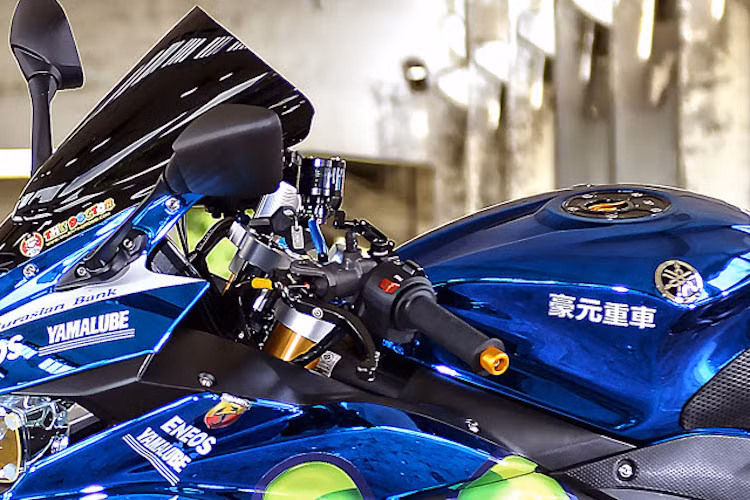 Bình xăng của chiếc xe cũng đã được thay vỏ ốp góc cạnh hơn, đồng thời phía trước là tay lái với đầy đủ các món "đồ chơi" như bình dầu Rizoma, cùm phanh/côn Brembo.