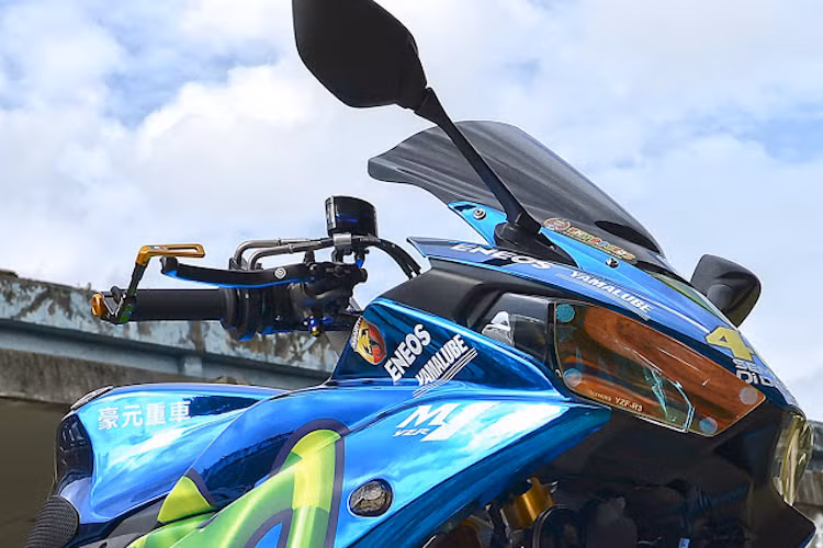 Cùm ga nguyên bản trên R3 cũng đã được thay bằng cùm cuốn Japan ACTIVE, đem tới độ nhạy ga tốt hơn. Riêng tay ga cũng đã được bảo vệ bởi cần nhôm Rizoma.