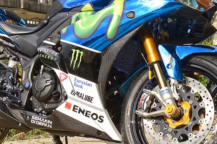 Dù vẫn có tem đấu Movistar nhưng nền sơn xanh GP của xe đã được đổi sang màu xanh chrome bắt mắt hơn, cùng với một số chi tiết sơn carbon.