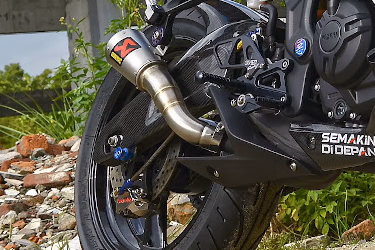 Gắp sau của xe được nhập về Thái Lan với "háng" rộng hơn, để có thể lắp cặp mâm 3 cây bản lớn từ Yamaha XJR400. Phanh sau xe cũng có heo Brembo, bên cạnh pô Akrapovic full system và phía dưới phuộc Ohlins monoshock dành riêng cho R3.