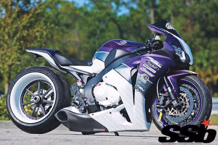 Chiếc Honda CBR1000RR độ này là sản phẩm của Sam Morris - chủ xưởng độ Gooichi Motorsports ở Mỹ. Đã từng sở hữu nhiều chiếc xe độ trước đó, Sam đã mua chiếc CBR1000RR để "giữ zin" đi lại hàng ngày, tuy nhiên anh đã chỉ giữ được chiếc xe nguyên bản chỉ trong 1 tuần.