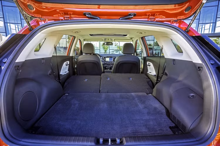 Với tổng cộng 5 chỗ ngồi, nội thất của Niro cũng có khả năng sắp xếp một cách linh hoạt với hàng ghế sau gấp gọn 60/40 và phẳng xuống sàn xe. Chiếc xe cũng có nhiều ngăn, hộc chứa đồ tiện dụng.