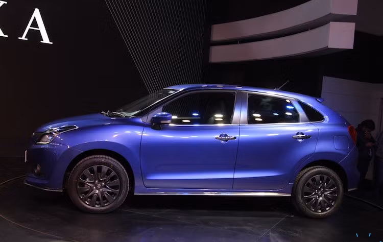 Trong khi đó ở bên trong nội thất, Baleno RS chỉ có thêm ốp màu đen piano, hàng ghế trước là loại ghế thể thao và các pedal bằng nhôm.