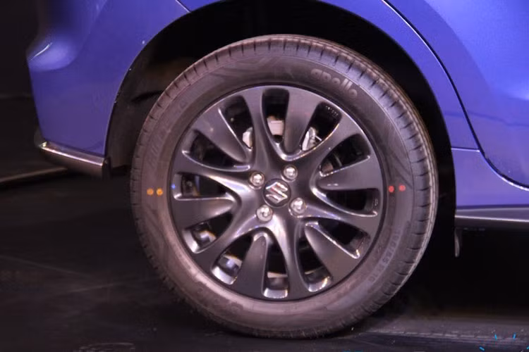 Suzuki thậm chí còn không thay đổi thiết kế mâm xe, chỉ sơn lại bằng gam màu tối hơn.