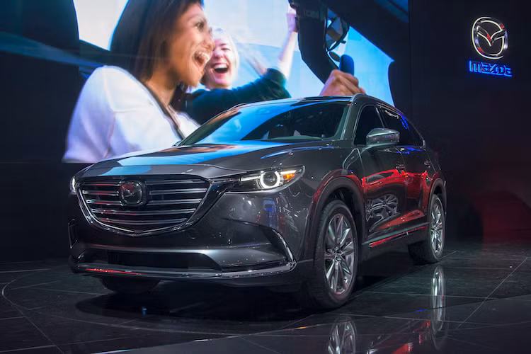 CX-9 sở hữu động cơ SKYACTIV-G 2.5l tăng áp hoàn toàn mới với công suất tối đa 227 mã lực nếu dùng xăng A87 và 250 mã lực nếu dùng xăng A93 trở lên. Kết hợp với động cơ là hộp số tự động 6 cấp cùng với hệ dẫn động cầu trước hoặc 4 bánh toàn phần.