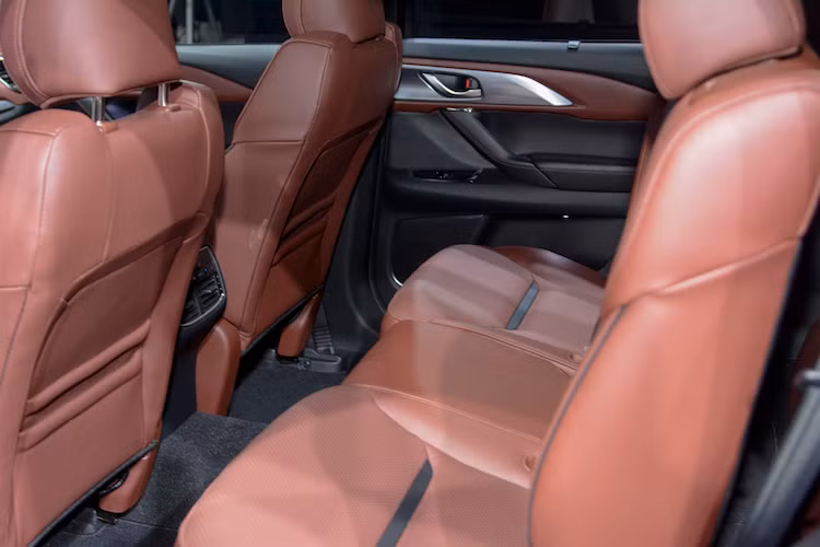 Bên trong nội thất của CX-9 được thiết kế rất sang trọng và cao cấp với các vật liệu như gỗ Rosewood Nhật, nhôm hay da Nappa - vốn chỉ thường được thấy ở các hãng xe sang Đức. Chiếc xe cũng có đủ không gian cho 7 người.