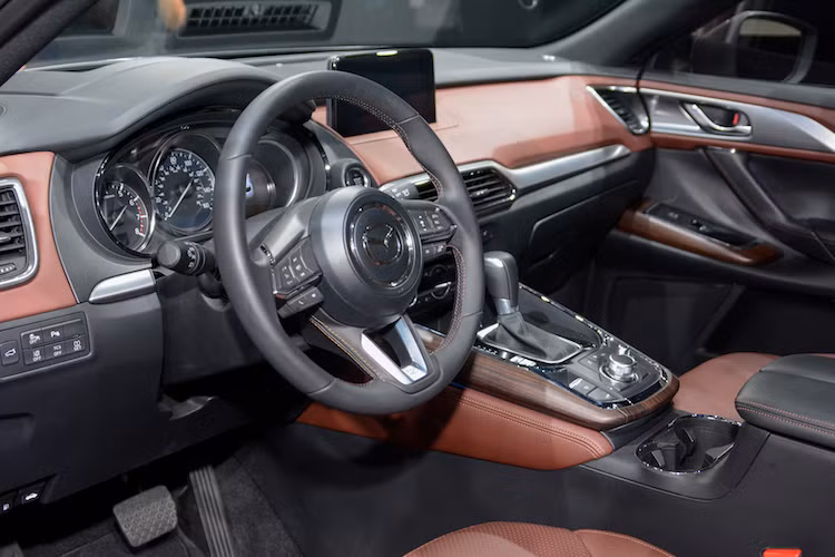 Ở phía trước bảng táp-lô của xe là hệ thống thông tin giải trí Mazda Connect thế hệ mới nhất, với màn hình cảm ứng 7 hoặc 8 inch và được tích hợp đầy đủ các tính năng hiện đại.