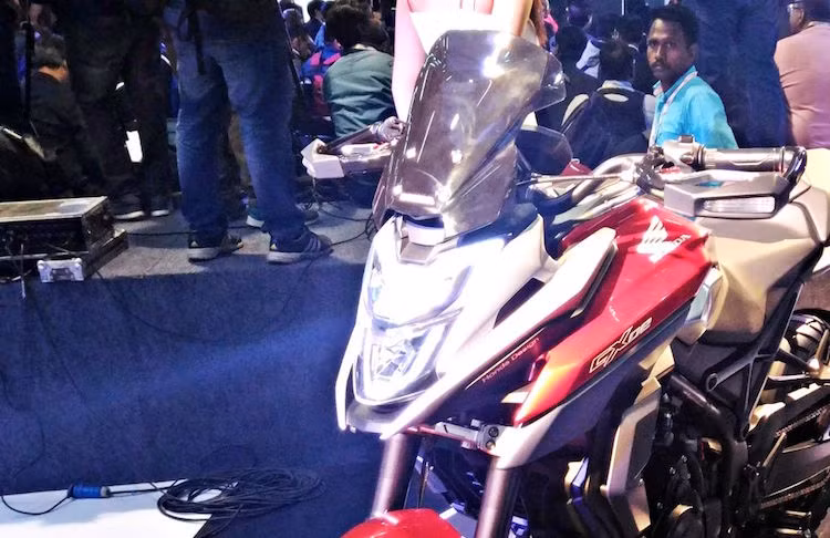 Hiện tại mới ở dạng concept nhưng CX-02 đã cho thấy tiềm năng rất lớn ở phân khúc adventure tầm trung nhờ có thiết kế hiện đại. Ở phía trước, chiếc xe có đèn pha đặt dọc và sử dụng công nghệ LED tiên tiến.