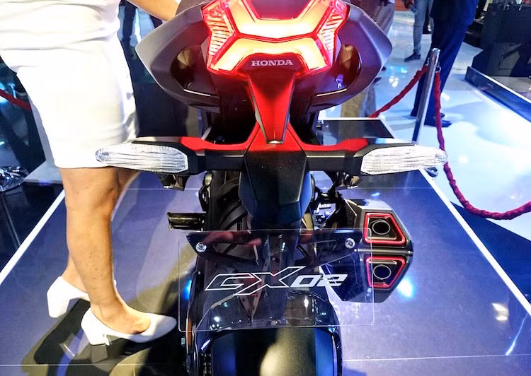 Phần đuôi của xe vuốt nhọn đem tới cho CX-02 vẻ thể thao hơn. Trong khi đó với chắn bùn ôm bánh xe theo phong cách Ducati Diavel, chiếc xe cũng sẽ hạn chế tối đa bùn đất bắn lên người lái.