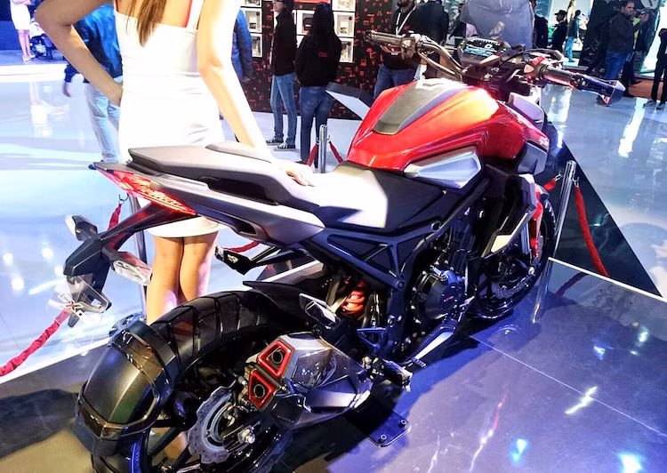 Honda không hề cung cấp bất kỳ thông tin gì về hệ động lực của CX-02, nhưng dựa vào hình dáng của động cơ, có thể khá chắc chắn rằng chiếc xe sẽ được trang bị máy 2 xi-lanh 500 cc của Honda CBR500R.