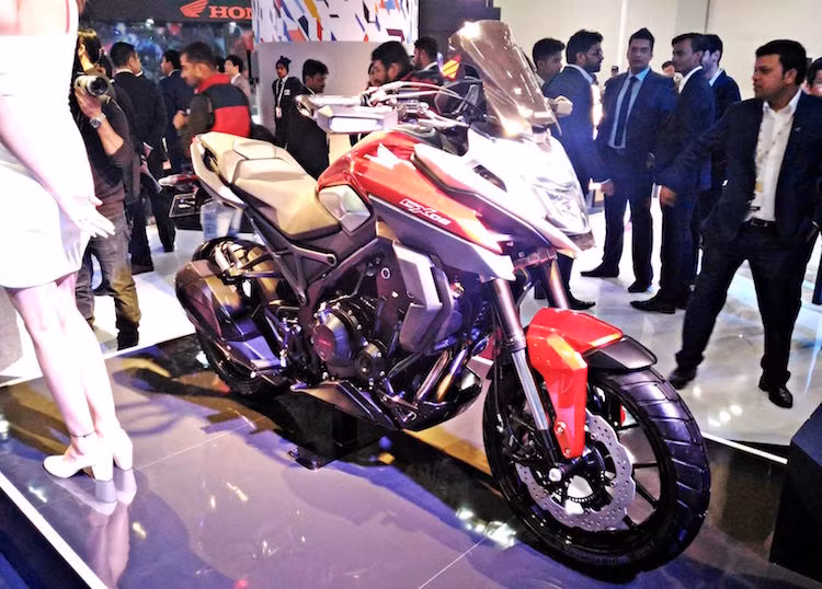 Cách đây 2 năm cũng tại triển lãm Auto Expo, Honda đã tung ra một mẫu concept mang tên CX-01 và sau này đã được sản xuất với tên CB Hornet 160.
