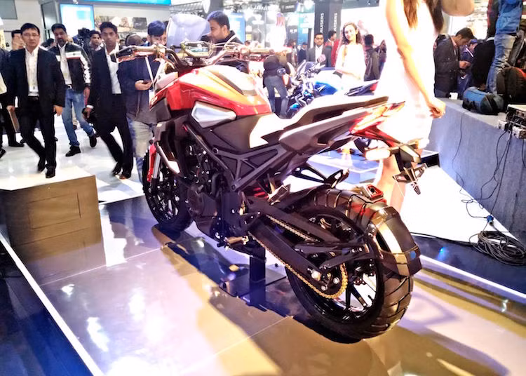 Chiếc xe cũng sở hữu nhiều trang bị hỗ trợ người lái, được kiểm soát thông qua bảng đồng hồ là một màn hình LCD màu kích thước lớn.