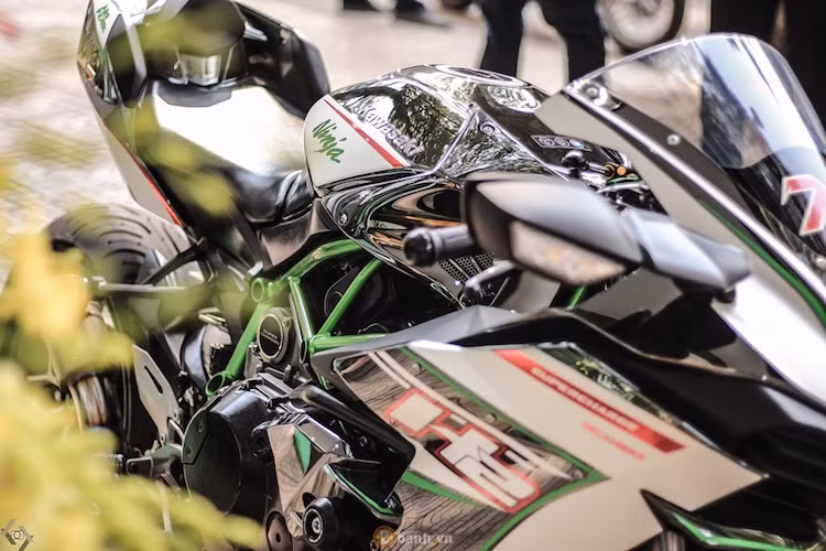 Tuy nhiên ở hai bên thân xe và quây gió, chiếc H2 đã được sơn tem đấu đơn giản theo phong cách khá giống những chiếc MV Agusta F4 phiên bản đặc biệt.