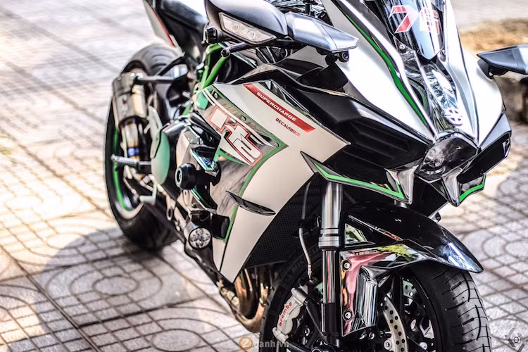 Ở hai bên quây gió, chủ xe còn trang bị thêm chống đổ và đèn LED trợ sáng dành cho những chuyến đi đường dài.