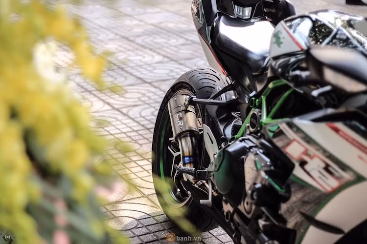 Để phù hợp hơn với điều kiện đường ở Việt Nam, bộ lốp zin của H2 được thay bằng cặp Michelin Pilot Road 4, đem tới độ bám tốt ở nhiều loại mặt đường khác nhau. Cuối cùng, ở phía sau xe là cây pô Race Fit phô diễn đầy đủ uy lực của động cơ 4 xi-lanh siêu nạp trên H2.