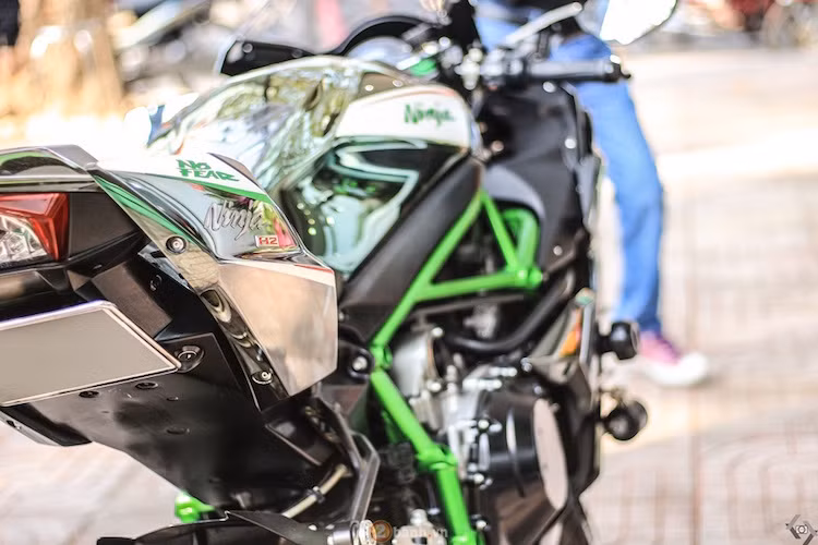 Trong quá trình lên tem đấu, nước sơn chrome với các phân tử bạc được sơn theo công nghệ đặc biệt của H2 vẫn được giữ nguyên.