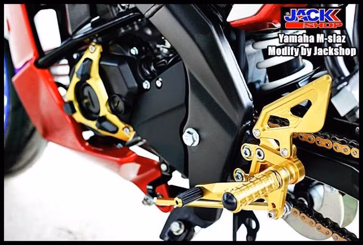 Các món "đồ chơi" từ nhôm CNC như ốp lốc máy và dàn để chân khiến cho M-Slaz trở nên nổi bật hơn khi nhìn từ hai bên.