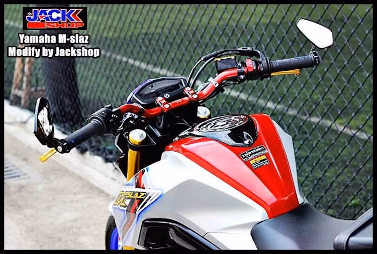 Trong khi đó, tay lái của chiếc xe được thay ghi-đông Rizoma, gù ghi-đông GT-R, bao tay Ariete, cặp tay côn phanh Racing Boy và gương gắn gù gọn gàng hơn.