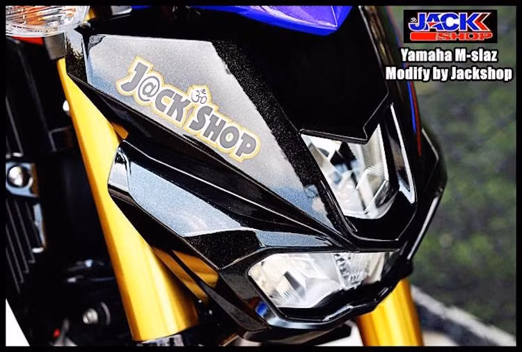 Chính vì vậy, ngay sau khi được bán, chiếc xe đã nhanh chóng được các hãng phụ kiện quan tâm. Nắm bắt trào lưu "làm đẹp" cho M-Slaz, cửa hàng Jack Shop tại Thái Lan đã nhanh chóng tung ra một chiếc M-Slaz "lên đồ chơi" nhẹ nhàng và không thay đổi kết cấu của xe.