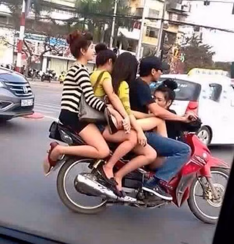 Đây cũng là một "đặc sản" chỉ có ở Việt Nam và một số nước nơi người dân thường xuyên di chuyển bằng xe máy khác, khiến những người nước ngoài có dịp chứng kiến phải ngạc nhiên.