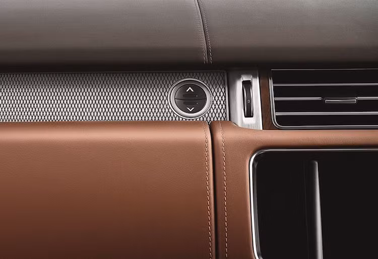 Toàn bộ nội thất xe được bọc trong da thuộc mềm loại cao cấp nhất màu cafe espresso, với logo Holland &amp; Holland trên lưng ghế. Chạy dọc bảng táp-lô là các tấm ốp kim loại khắc vân con thoi như đầu súng của Holland &amp; Holland.