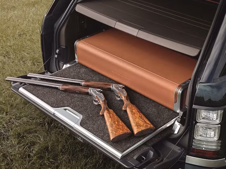 Đặc biệt, mọi phiên bản Range Rover Holland &amp; Holland đều có một hộp đựng súng săn sau khoang chở hàng được làm từ nhôm và bọc da, bên trong đã chứa sẵn một đôi súng Holland &amp; Holland!