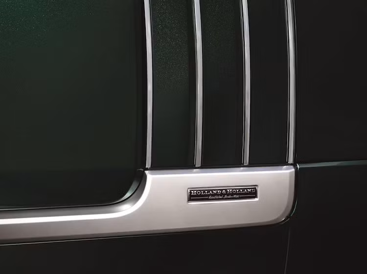 Cung cấp sức mạnh cho Range Rover Holland &amp; Holland Edition vẫn là khối động cơ 5.0l V8 siêu nạp, với công suất tối đa 550 mã lực và mô-men xoắn cực đại 681 Nm. Với hộp số 8 cấp và hệ dẫn động 4 bánh, xe chỉ mất 5,5 giây để tăng tốc từ 0-100 km/h và đạt tốc độ tối đa 225 km/h.