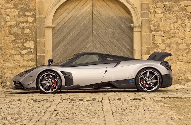 Dù dựa trên Huayra nhưng thiết kế của Huayra BC cũng có sự thay đổi lớn. Ngoại trừ mui xe, toàn bộ các panel còn lại trên thân đã được thay đổi. Đằng sau những chiếc bánh với mâm 7 cánh kép đặc biệt là hệ thống phanh Brembo mới nhẹ hơn tới 6%. Các khe tản nhiệt cho hệ thống phanh trước nằm trên vè bánh trước và cửa xe.