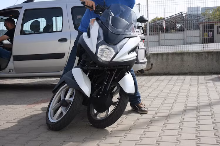 Với cơ cấu này, dù có tới 3 bánh nhưng Tricity vẫn có khả năng nghiêng thân xe khi vào cua không thua kém những chiếc xe 2 bánh thông thường.