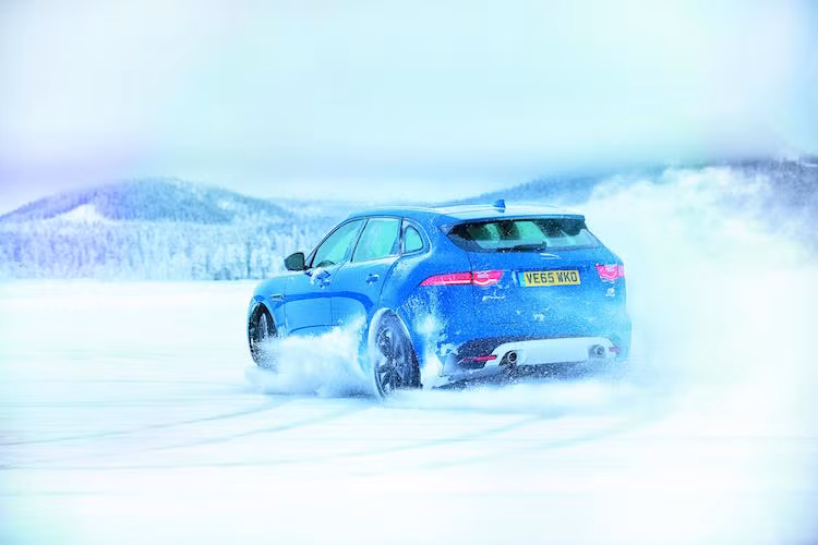 Với động cơ này, F-Pace S có khả năng tăng tốc từ 0-96 km/h chỉ trong 5,1 giây, trước khi đạt tốc độ cực đại 250 km/h (có giới hạn điện tử).