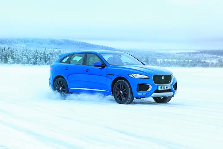 Cùng với một tay đua chuyên nghiệp người Phần Lan, "người đặc biệt" Mourinho đã có dịp điều khiển chiếc F-Pace S trên mặt hồ đóng băng để thử nghiệm khả năng vận hành của chiếc xe.