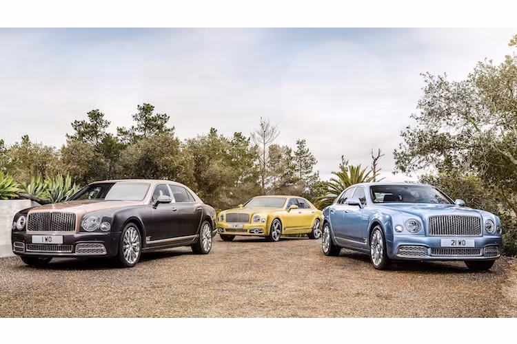 Nhằm "đón đầu" trước sự xuất hiện của Rolls-Royce Phantom thế hệ mới, dòng xe siêu sang Bentley Mulsanne 2017 đã được nâng cấp lên phiên bản mới nhất 2017, với thiết kế ấn tượng hơn và nội thất cực kỳ sang trọng.