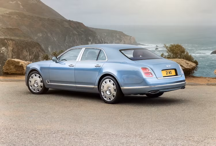 Lùi về phía đuôi xe, cặp đèn hậu LED và cản sau cũng có thiết kế được sửa đổi nhẹ so với phiên bản Mulsanne hiện nay.