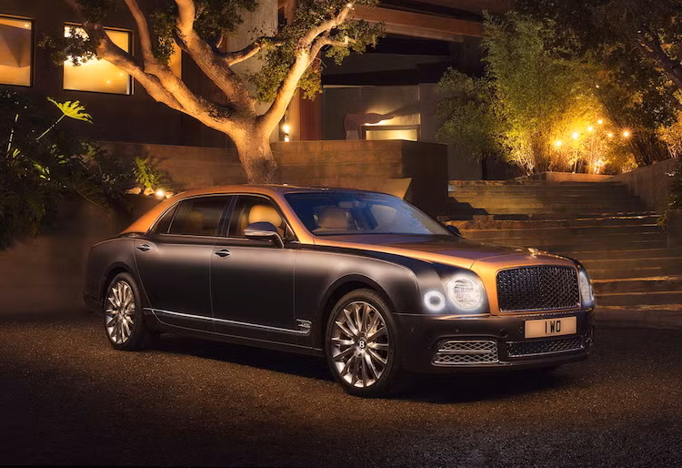 Đặc biệt với Mulsanne 2017, Bentley đã bổ sung thêm vào dòng xe phiên bản "thân dài" LWB hoàn toàn mới, với chiều dài lớn hơn 250 mm cho các ông chủ "quý tộc" ngồi hàng ghế sau có thêm không gian rộng rãi hơn.