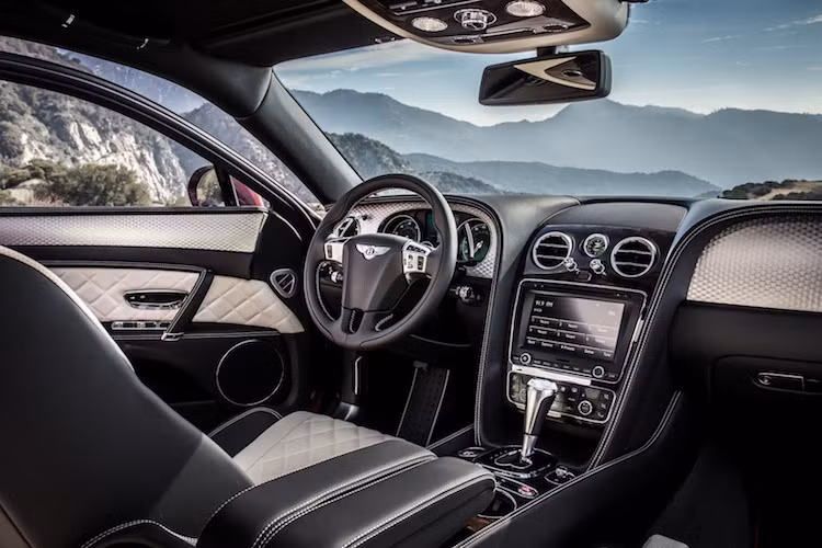 Nội thất sang trọng hơn cùa Flying Spur V8S có 2 tông màu tương phản, các bề mặt chần chỉ, ốp gỗ đen và hệ thống thông tin giải trí có tích hợp màn hình cảm ứng điều khiển. Hàng ghế sau có tùy chọn Multimedia Specification, bổ sung thêm hệ thống thông tin giải trí độc lập.