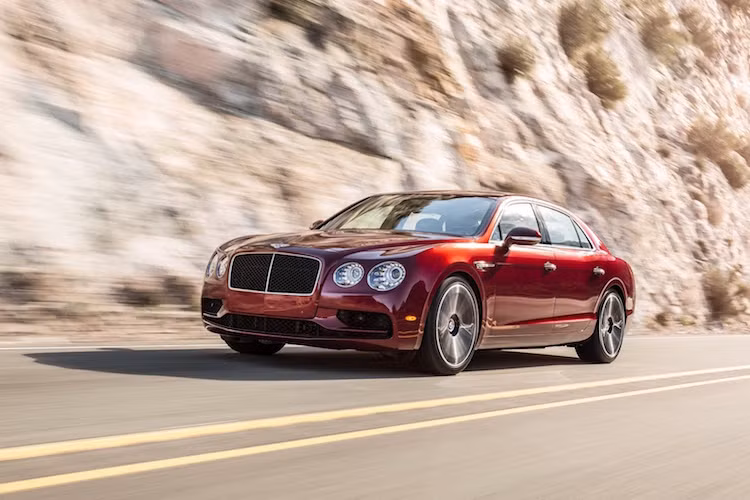 Không cao cấp bằng phiên bản với máy W12, tuy nhiên mẫu siêu xe sang Bentley Flying Spur V8S mới vẫn nằm trên bản V8 thường trong dòng sản phẩm Bentley hiện tại.