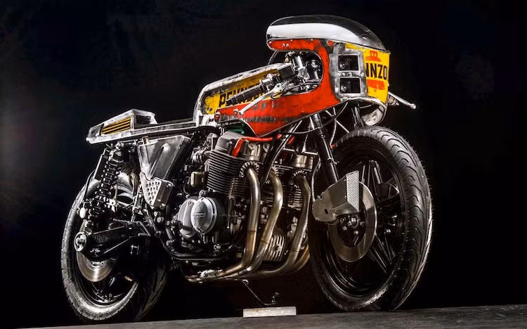 Trước bản độ Ducati Scrambler Flamingo mới nhất, xưởng Vibrazioni Art Design cũng đã từng có một chiếc Honda CB750 Cafe Racer với thân làm từ phế liệu.
