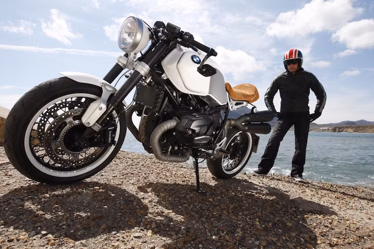 Hợp tác cùng nhà thiết kế Pháp Nicolas Petit, hãng phụ tùng "chuyên trị" môtô BMW Wunderlich đã tạo ra một số đồ chơi đặc biệt để biến chiếc BMW R nine T thành xe đua phong cách hoài cổ.