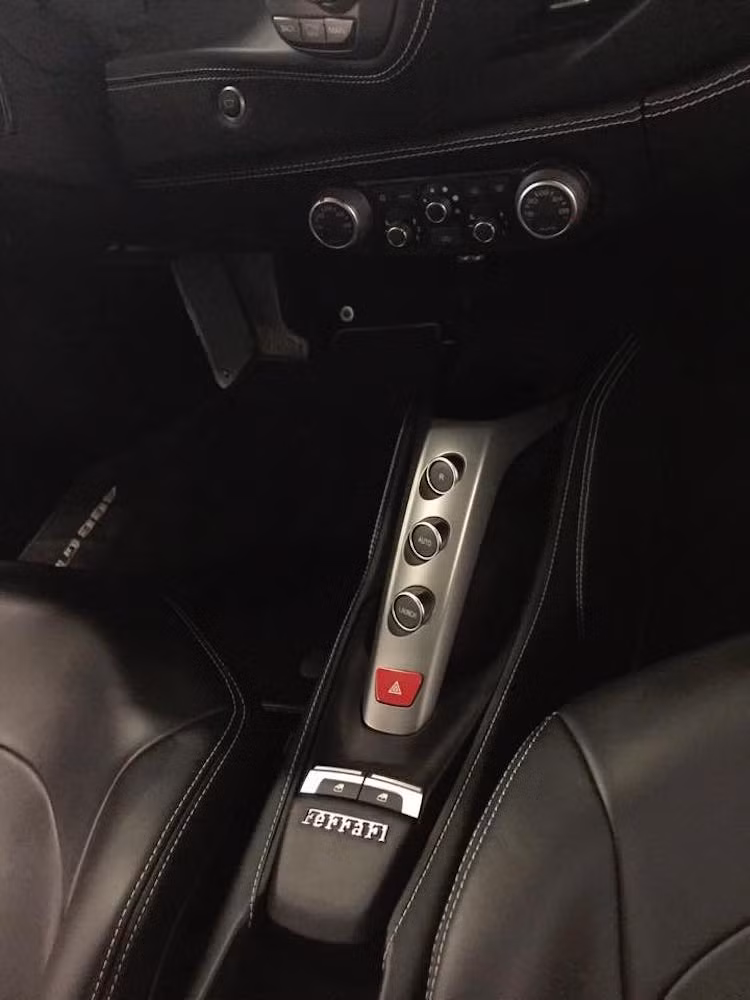 Các nút trên bảng điều khiển trung tâm được Ferrari cắt giảm tối đa để giúp người lái tập trung hơn khi lái xe ở tốc độ cao.