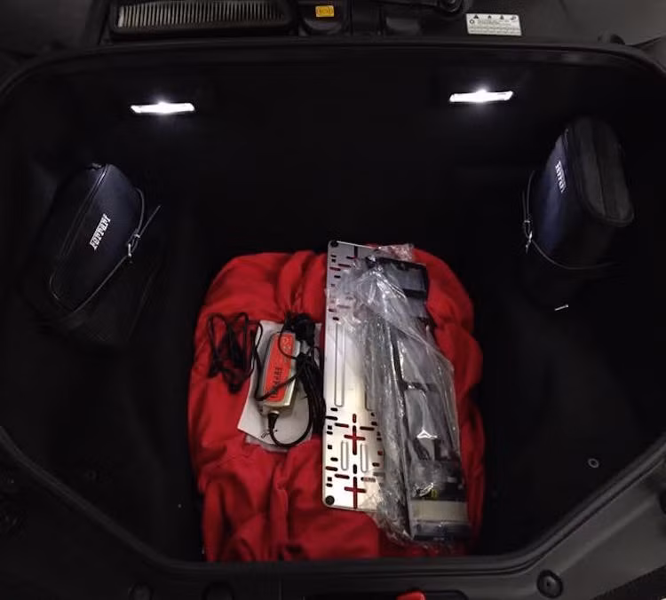 Cả 2 chiếc 488 GTB mới về Việt Nam đều đi kèm với đầy đủ các phụ kiện được Ferrari tặng như bạt phủ xe, tấm gắn biển số, túi đồ sửa chữa...