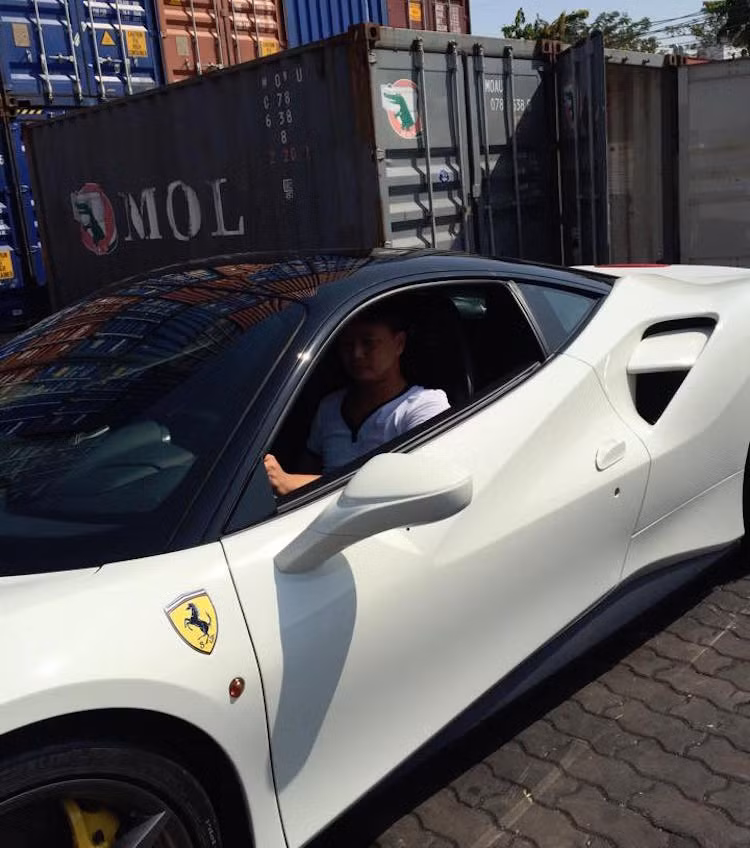 2 khe hút gió nằm hai bên thân xe lại là một sự gợi nhớ về chiếc siêu xe 308 GTB từ năm 1975. Tên gọi GTB của chiếc xe cũng xuất phát từ 308 GTB và có nghĩa là Gran Turismo Berlinetta (Xe coupe thể thao du lịch sang trọng).