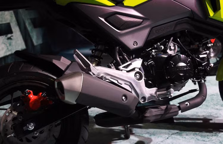 Ngoài kiểu dáng mới, MSX 125 SF vẫn tiếp tục sử dụng khối động cơ xi-lanh đơn SOHC 125 côn tay với hệ thống phun xăng điện tử hộp số 5 cấp như MSX 125.