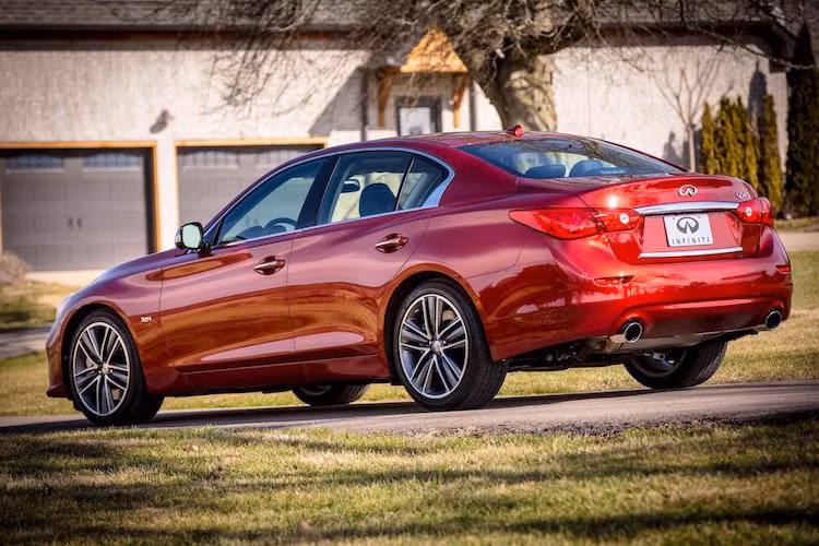 Riêng phiên bản Hybrid của dòng xe vẫn sử dụng động cơ nạp khí tự nhiên 3.5l V6 cũ. Những chiếc Infiniti Q50 đời 2016 sẽ bắt đầu được bán kể từ mùa xuân năm nay tại Mỹ.